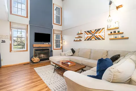 8084 Curtis Ln, Eden Prairie, MN 55347