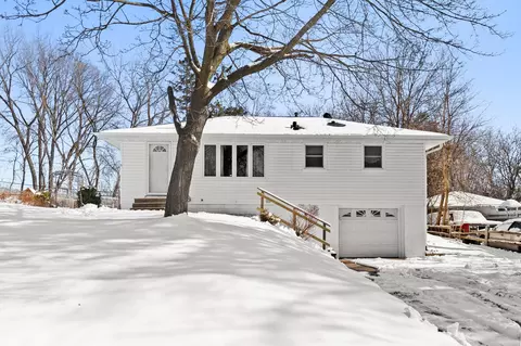 305 Greystone Ave N, Oakdale, MN 55128