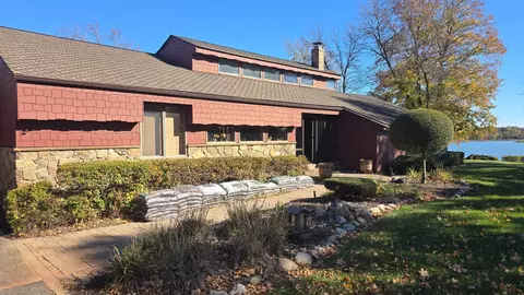 32437 Nottingham Ct, Lindstrom, MN 55045