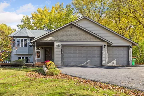 820 Hallam Ave N, Mahtomedi, MN 55115