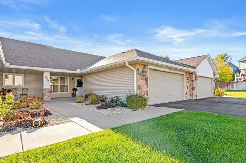 54 Crown Pointe Curv, Hudson, WI 54016