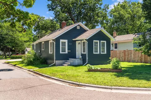 1860 Eustis St, Lauderdale, MN 55113