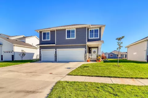 3712 S 49th St, Fargo, ND 58104