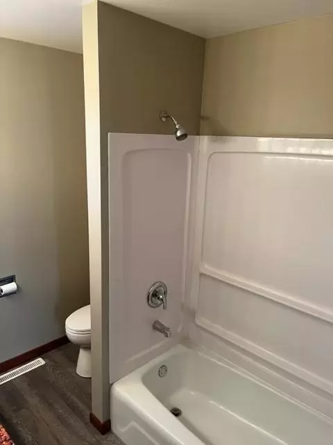 Bath - 817 16th St, Windom, MN 56101 photo 1 of 2