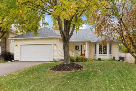 1102 Fallbrook Ln, Woodbury, MN 55125