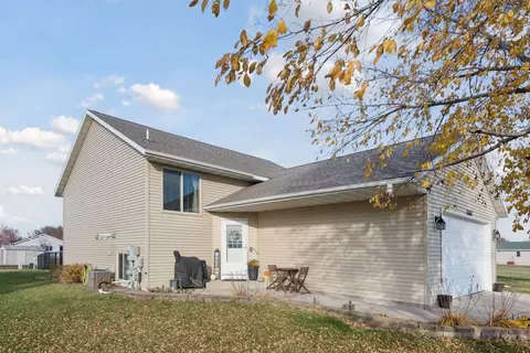 1863 Island View Cir, Hutchinson, MN 55350