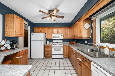 1669 Walnut Ln, Eagan, MN 55122 photo 8