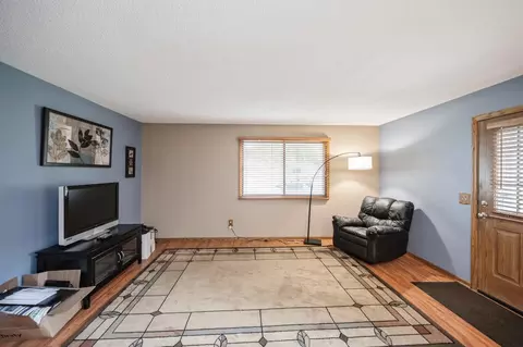 8469 S Pond Trl, Champlin, MN 55316 photo 3