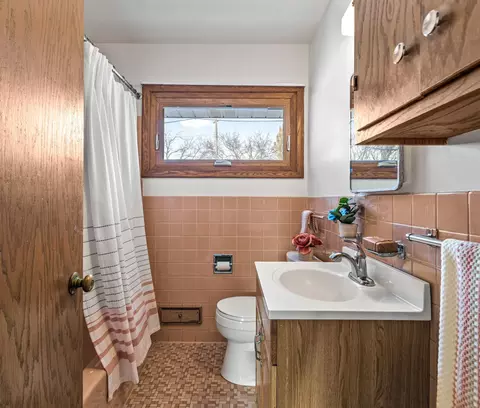 Bath - 6015 Aspen Rd, Mound, MN 55364 photo 1 of 2