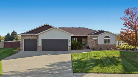 4704 Woodhaven St S, Fargo, ND 58104