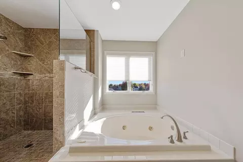 Bath - 1802 Eagle Ct, Faribault, MN 55021 photo 4 of 6