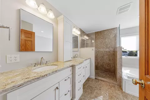 Bath - 1802 Eagle Ct, Faribault, MN 55021 photo 3 of 6