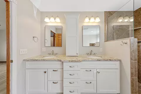 Bath - 1802 Eagle Ct, Faribault, MN 55021 photo 2 of 6