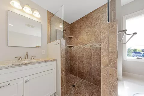 Bath - 1802 Eagle Ct, Faribault, MN 55021 photo 5 of 6