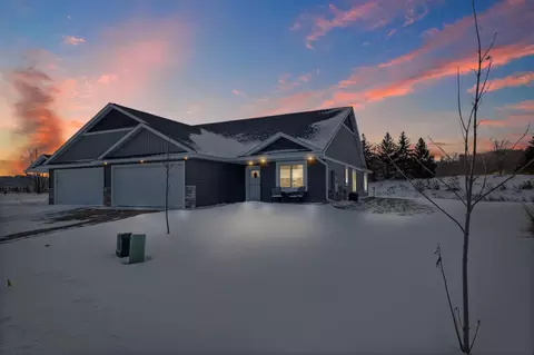 2866 Coventry Cir, River Falls, WI 54022
