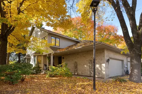 1110 Hollybrook Dr, Wayzata, MN 55391