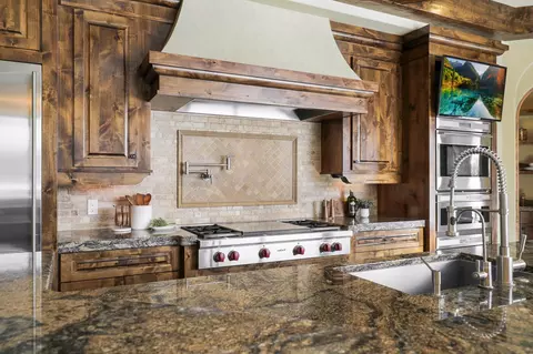 Kitchen - 4680 Palmer Pointe Rd, Excelsior, MN 55331 photo 7 of 11