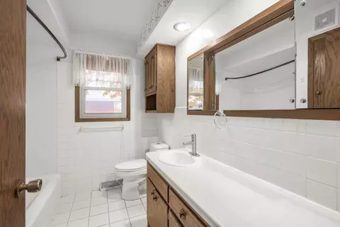 Bath - 2318 10th Ave S, Saint Cloud, MN 56301 photo 1 of 3