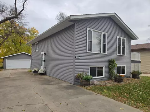 215 Manila St NE, Willmar, MN 56201