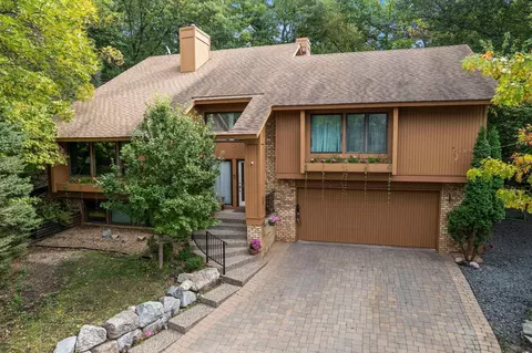 9073 Hyland Creek Cir, Bloomington, MN 55437