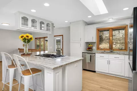 5124 Heritage Hills Dr, Bloomington, MN 55437