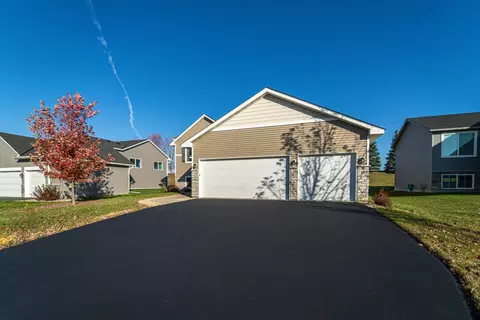 Exterior - 944 Forest Edge Cir, Jordan, MN 55352 photo 8 of 9