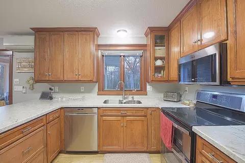 Kitchen - 11486 Hazel Rd, Saint Cloud, MN 56301 photo 3 of 5