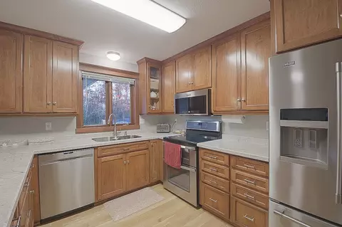 Kitchen - 11486 Hazel Rd, Saint Cloud, MN 56301 photo 4 of 5