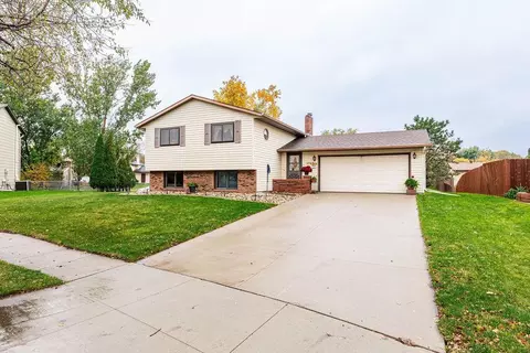 1725 Whitestone Cir S, Fargo, ND 58103