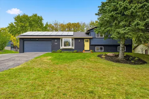 1724 W 140th St, Burnsville, MN 55337