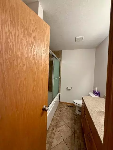 Bath - 1979 13th Ave SE, Saint Cloud, MN 56304 photo 1 of 2