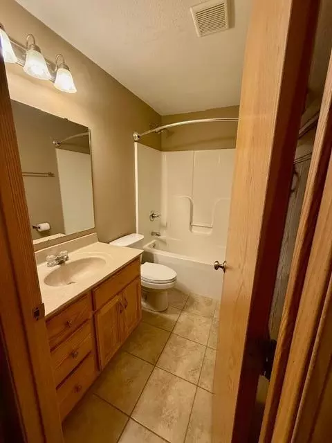 Bath - 1979 13th Ave SE, Saint Cloud, MN 56304 photo 2 of 2