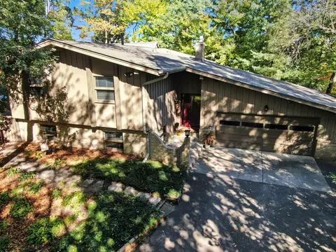 3 Williams Wood Rd, Mahtomedi, MN 55115