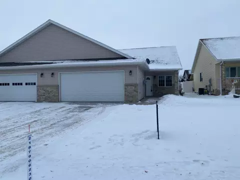 606 32nd St N, Moorhead, MN 56560