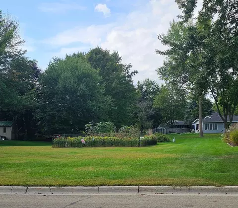 1411 Fairway Dr, Faribault, MN 55021