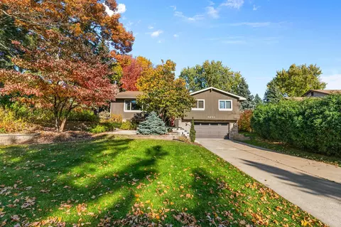 1201 Karth Lake Dr, Arden Hills, MN 55112