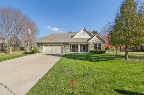 1448 Valley Creek Dr, New Richmond, WI 54017