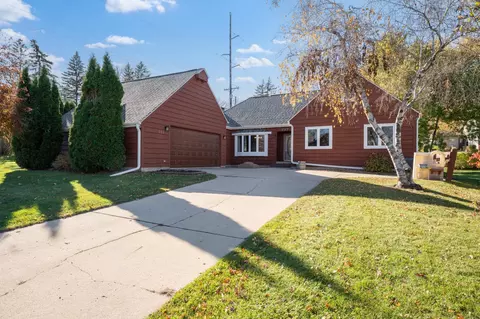 737 Meadow Run Dr SW, Rochester, MN 55902