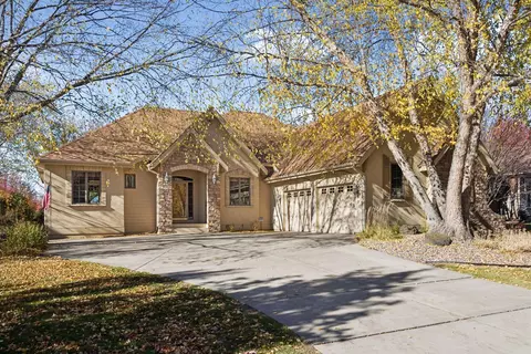 1346 Clearwater Dr, Woodbury, MN 55129