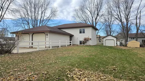 570 Jackson St SW, Hutchinson, MN 55350