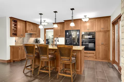1101 Knob Hill Rd, Burnsville, MN 55337