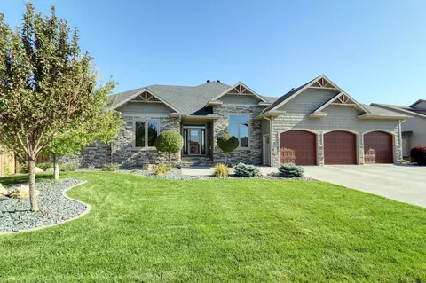 2607 Mcleod Dr E, West Fargo, ND 58078