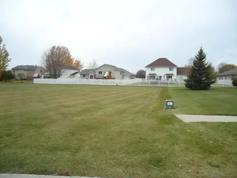 4482 Riverwood Dr N, Fargo, ND 58102