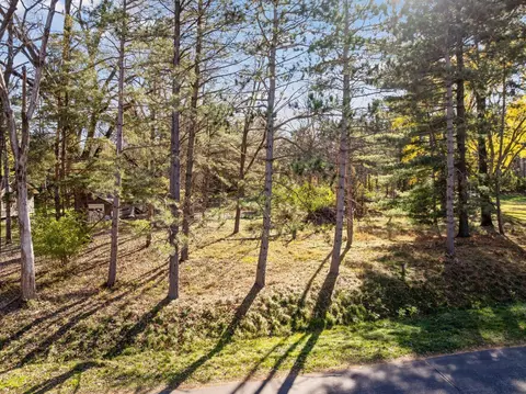 2 Nn Edgecumbe Dr N, Mahtomedi, MN 55082