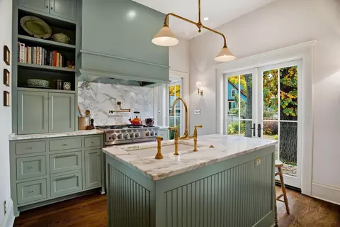 212 Cedar Lake Rd S, Minneapolis, MN 55405