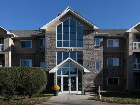 1321 Lake Dr W #320, Chanhassen, MN 55317