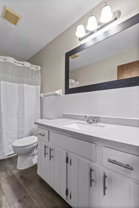 Bath - 4437 Radnor Rd, Mound, MN 55364 photo 2 of 4