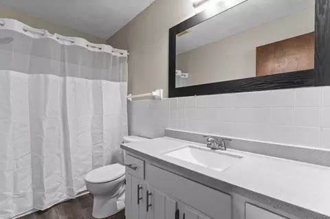 Bath - 4437 Radnor Rd, Mound, MN 55364 photo 1 of 4