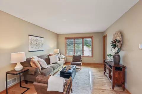 567 Lakewood Dr S, Maplewood, MN 55119