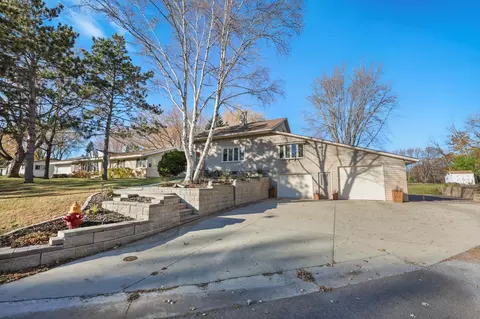 1 Skyview Dr, Sauk Rapids, MN 56379